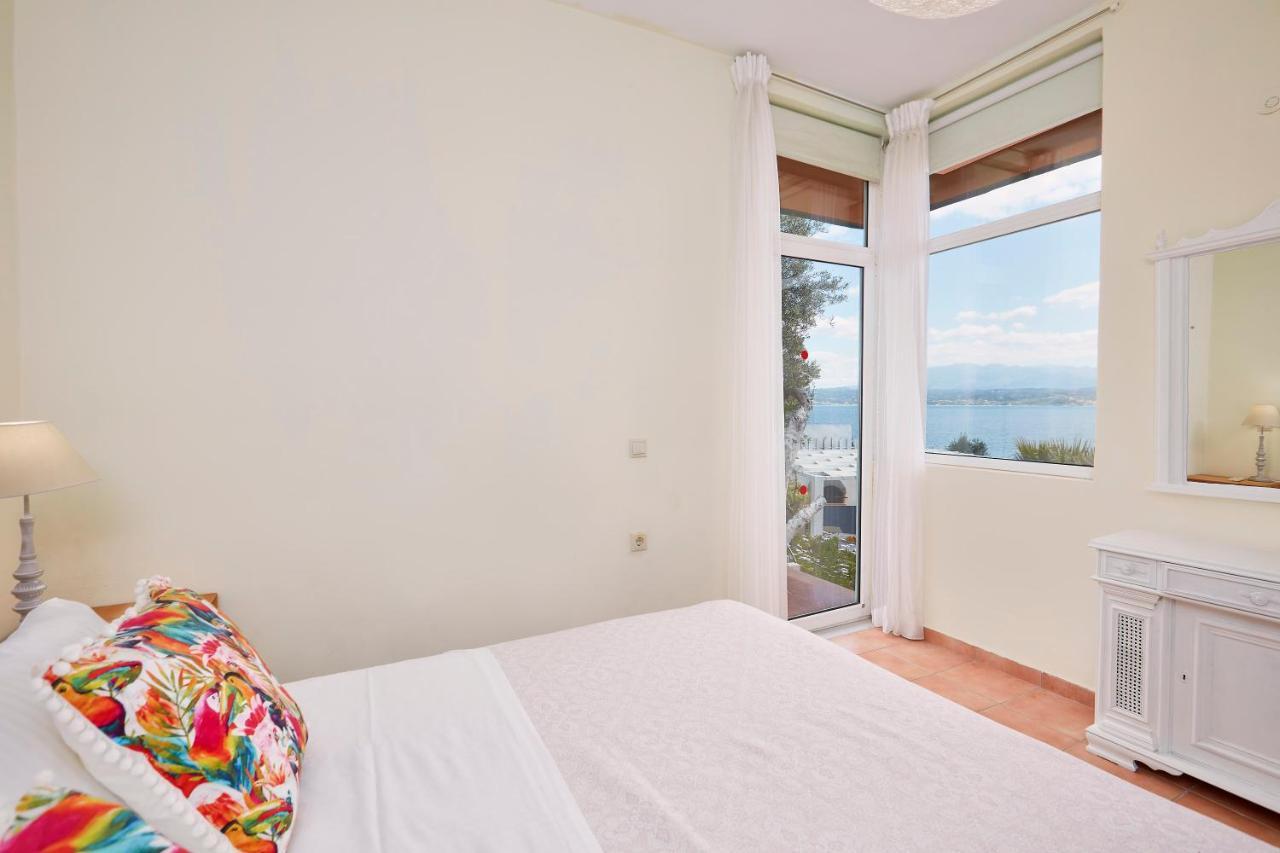 Seafront Villa Longobardi Chrissi Akti Chania Exterior foto